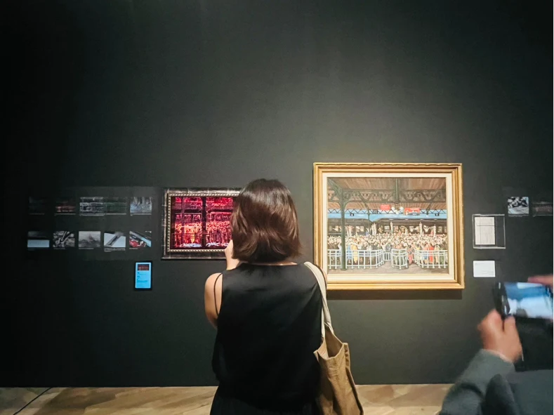 以FindARTs擬真藝屏呈現修護師在翁崑德《月臺》作品修護前後狀態貴賓與觀展民眾驚呼
